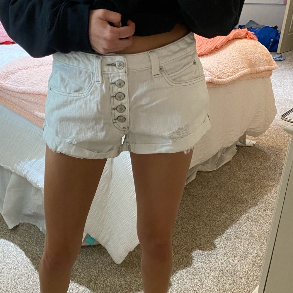 FREE PEOPLE Romeo white cut off rolled shorts!!